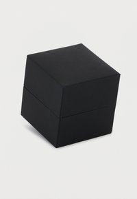 Μαύρο τε τράγωνο κουτί από ματ χαρτί, με αδιάκοπο σχεδιασμό χωρίς ορατά εξαρτήματα, τονίζοντας μια μινιμαλιστική αισθητική.