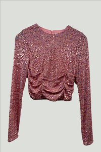 Rózsaszín flitteres crop top hosszú ujjakkal, elöl ráncolt designnal, sima anyagú bélés a nyaknál és a hátnál.