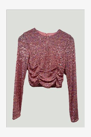Lyserød, glitrende crop top med lange ærmer, der har et samlet frontdesign og en glat stofforing ved halsen og ryggen.