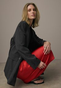 Next REGULAR FIT - Velika suknja - red