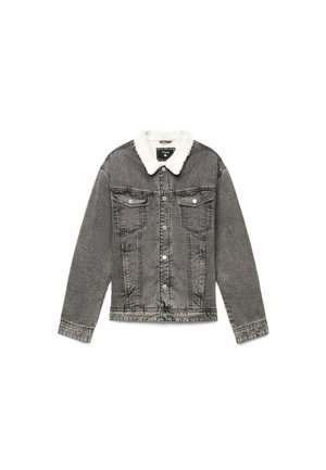 Giacca in denim nero lavato con collo in pile bianco, chiusura frontale con bottoni, due tasche sul petto con patta e maniche lunghe.