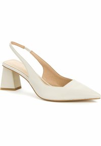 Chaussure blanche en cuir à bride arrière, avec bout pointu et talon bloc épais, doublure intérieure beige clair, et semelle en caoutchouc.
