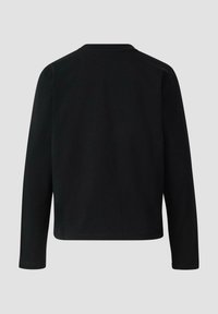 Czarna koszula z długim rękawem, o zaokrąglonym dekolcie i luźnym kroju. Gładka tkanina bez widocznych wzorów i detali metalowych.