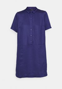 Vestido azul-marinho de manga curta com frente abotoada, colarinho e dois bolsos frontais. Tecido suave e leve com um design simples.