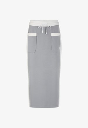 Langer grauer Rock mit Tunnelzug in der Taille, zwei Fronttaschen und weißen Seitenakzenten. Hergestellt aus glattem, flexiblem Stoff.