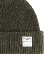 Tamna zelena pletena kapa s rebrastom teksturom i preklopljenim rubom. Sadrži bijelu oznaku s crnim tekstom brenda "PEPE JEANS LONDON."