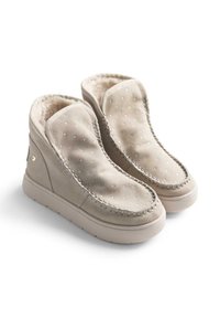 Botas de tobillo beige hechas de suave ante, con un interior acolchado, costuras decorativas y pequeños acentos de cristal en la parte superior.