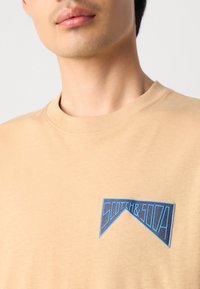 Scotch & Soda RELAXED FIT FRONT BACK  - Print T-shirt - tannin