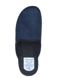 Ciabatta blu navy realizzata in morbido materiale simile alla suede, con punta aperta arrotondata, fodera interna nera e un'etichetta sulla soletta.