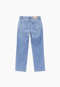 Hellblaue Jeans mit geradem Bein, Rückansicht, mit zwei Gesäßtaschen und einem beigen Markenetikett am Bund.