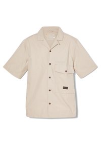 Korte mouw, beige button-up shirt met een zak, bruine knopen en subtiele textuur. Heeft een logo patch aan de onderkant van de voorkant.