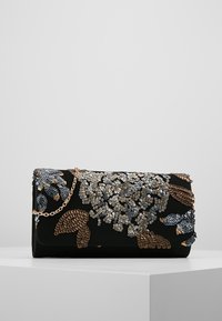 Svart kuvertväska med broderad paljetblommönster i silver, bronze och blått. Har en guldig kedjestropp och rektangulär form.