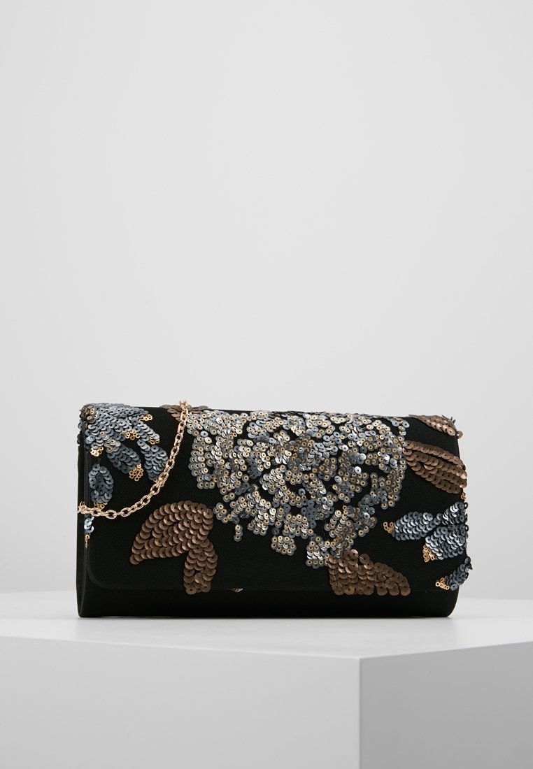Svart kuvertväska med broderad paljetblommönster i silver, bronze och blått. Har en guldig kedjestropp och rektangulär form.