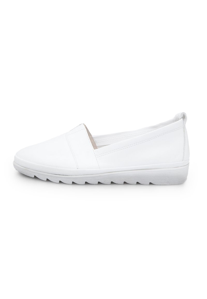 Witte instap schoenen met een gladde leren buitenkant, elastische zijpanelen en een gestructureerde rubberen zool, ontworpen voor comfort en flexibiliteit.