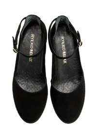 Črne semiš slingback čevlje z okroglo konico in naramnicami okrog gležnja. Imajo oblazinjeno notranjost z pikčasto teksturo in zlato oznako na notranjosti.
