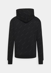 Sudadera negra con un patrón texturizado que presenta el texto "SANDRO PARIS" repetido. Tiene un bolsillo tipo canguro y puños y dobladillo acanalados.