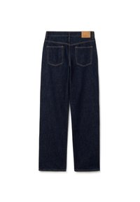 Jeans de mezclilla oscura con corte recto, que presentan una cintura de altura media, dos bolsillos traseros y un parche de logo de cuero marrón claro.