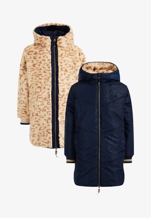 Dos chaquetas: una de pelaje sintético beige con manchas de leopardo marrón, y una puffer azul marino con un patrón texturizado y acentos dorados. Ambas con capuchas.