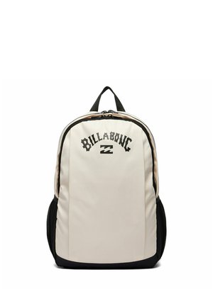 Sac à dos Billabong blanc et noir avec poche zippée frontale et poches latérales en filet noir, debout sur un fond blanc.