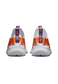 Baskets blanches de sport avec une sangle orange portant la marque "NIKE" et un accent bleu sur la languette arrière ; semelle texturée pour une meilleure adhérence.