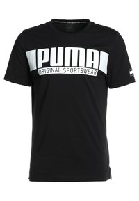 Černé tričko Puma s výrazným bílým nápisem "PUMA" a sloganem "ORIGINAL SPORTSWEAR" přes hruď, krátké rukávy a kulatý výstřih.