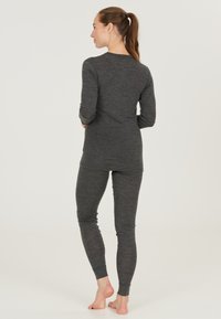 Grijze top met lange mouwen en legging set, gemaakt van zachte stof, met een slim-fit ontwerp en een gladde textuur, met een ronde halslijn.