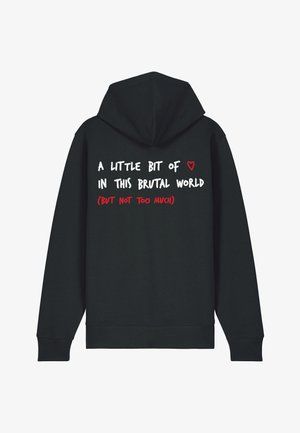 Felpa nera con cappuccio e testo bianco e rosso sulla schiena che recita: "UN PO' DI ♥ IN QUESTO MONDO BRUTALE (MA NON TROPPO)."
