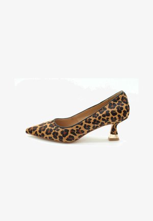 Leopardprint hoge hak met een spitse neus en een unieke geometrische hiel met gouden accenten. Gemaakt van een textuurmateriaal.