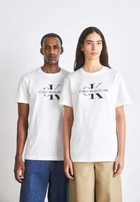 Calvin Klein Jeans - DISRUPTED OUTLINE MONOLOGO TEE UNISEX - Marškinėliai su spaudiniu - bright white Miniatiūros vaizdas 1