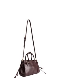 Bolso de mano de cuero marrón oscuro con dos asas cortas, correa larga para el hombro ajustable y correas decorativas en los laterales, mostrado sobre un fondo blanco.