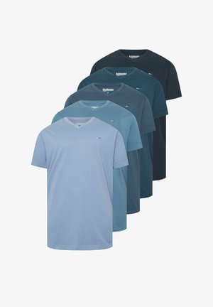 Vijf heren T-shirts met korte mouwen en V-hals in tinten van lichtblauw tot donker marineblauw, overlappend gerangschikt in een trapvormige rij.