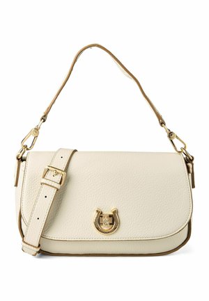 Piccola borsa beige in pelle a tracolla con tracolla regolabile e fibbia dorata a forma di ferro di cavallo sulla patta frontale.