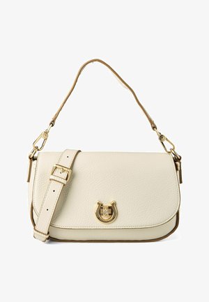 Bolso pequeño beige de cuero para el hombro con correa ajustable y cierre dorado en forma de herradura en la solapa frontal.