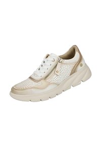 Zapatilla con cuero perforado blanco y beige, diseño de cordones y cremallera lateral. Suela gruesa y texturizada con acentos minimalistas.