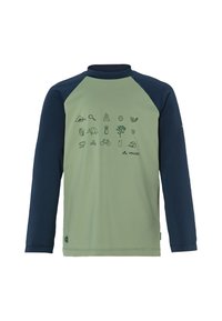 Camicia a maniche lunghe con corpo verde e maniche raglan blu navy; presenta icone a tema campeggio stampate sulla parte anteriore; tessuto morbido e sportivo.