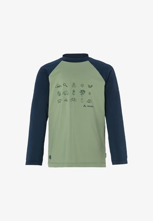 Camicia a maniche lunghe con corpo verde e maniche raglan blu navy; presenta icone a tema campeggio stampate sulla parte anteriore; tessuto morbido e sportivo.