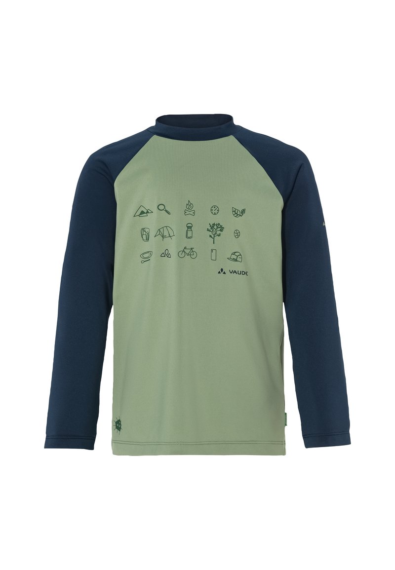 Camicia a maniche lunghe con corpo verde e maniche raglan blu navy; presenta icone a tema campeggio stampate sulla parte anteriore; tessuto morbido e sportivo.