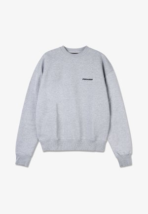 Sweatshirt gris à manches longues, avec des bords côtes aux poignets et à l'ourlet. Présente un logo noir "PEGADOR" sur le côté supérieur gauche à l'avant. Texture douce.