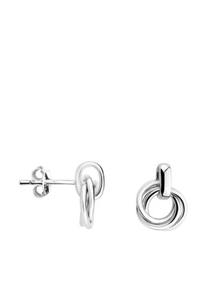 Paire de boucles d'oreilles clous en argent poli avec deux boucles circulaires entrelacées et fermoirs papillon sur fond blanc.