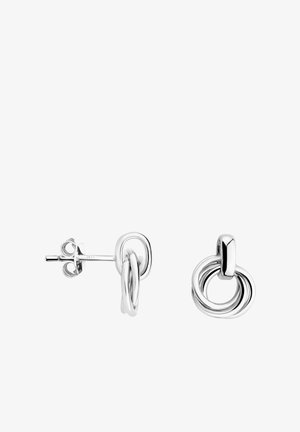 Paire de boucles d'oreilles clous en argent poli avec deux boucles circulaires entrelacées et fermoirs papillon sur fond blanc.