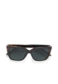 Pravokotna temna sončna očala z ohišjem v vzorcu želvje lupine, z debelimi okvirji in temno toniranimi lečami, upognjene ročice počivajo vodoravno zadaj.