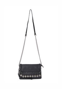Černá kožená crossbody taška s pleteným řetízkem, stříbrnými kulatými detaily, nastavitelností popruhu a zipovým uzavřením. Texturovaný povrch.
