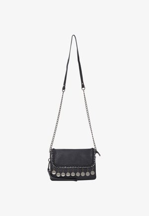 Černá kožená crossbody taška s pleteným řetízkem, stříbrnými kulatými detaily, nastavitelností popruhu a zipovým uzavřením. Texturovaný povrch.