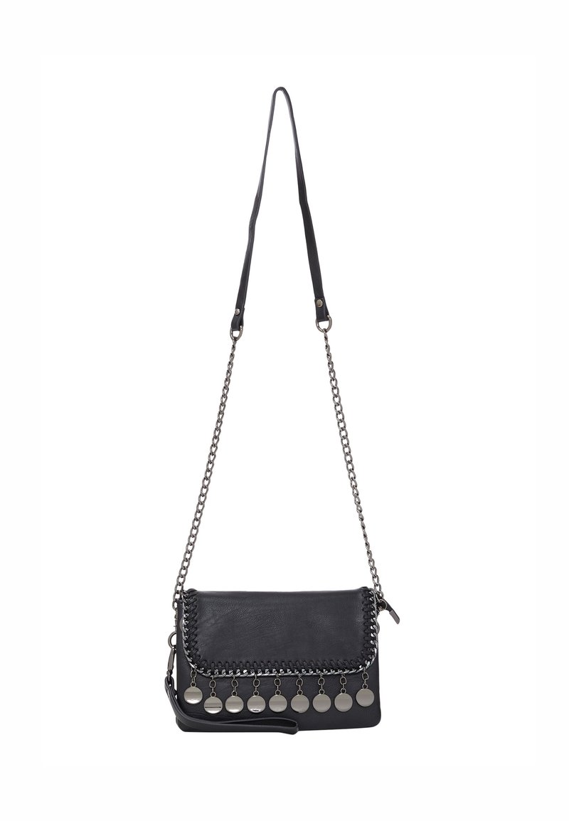 Černá kožená crossbody taška s pleteným řetízkem, stříbrnými kulatými detaily, nastavitelností popruhu a zipovým uzavřením. Texturovaný povrch.
