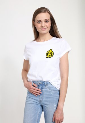 Hvid bomulds T-shirt med rund halsudskæring, korte ærmer og et sort og gult Avengers-logo på venstre bryst; sat sammen med lyseblå jeans.