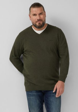 V-hals trui in donker olijfgroen breiwerk, met lange mouwen, geribbelde manchetten en een normale pasvorm. Gedragen over een wit shirt.