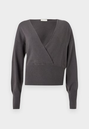 Pull gris court présentant un col en V, des manches longues, un ourlet et des poignets côtelés, ainsi qu'une texture en maille douce. Design classique avec des détails minimaux.