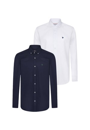 Dwie koszule z długim rękawem, zapinane na guziki: jedna granatowa z zielonym logo, a druga biała z granatowym logo, obie z kołnierzykiem i guzikami z przodu.