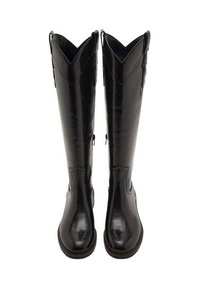 Botas negras hasta la rodilla hechas de cuero brillante, con un diseño de punta afilada, cremalleras laterales y costuras decorativas a lo largo de las uniones.