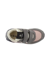 Chaussure pour enfants à sangle Velcro, de couleur grise et rose clair, avec une texture ressemblant à du suède, un col rembourré et une semelle en caoutchouc texturée.